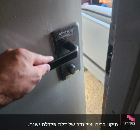 יד אוחזת בידית דלת עם מנעול